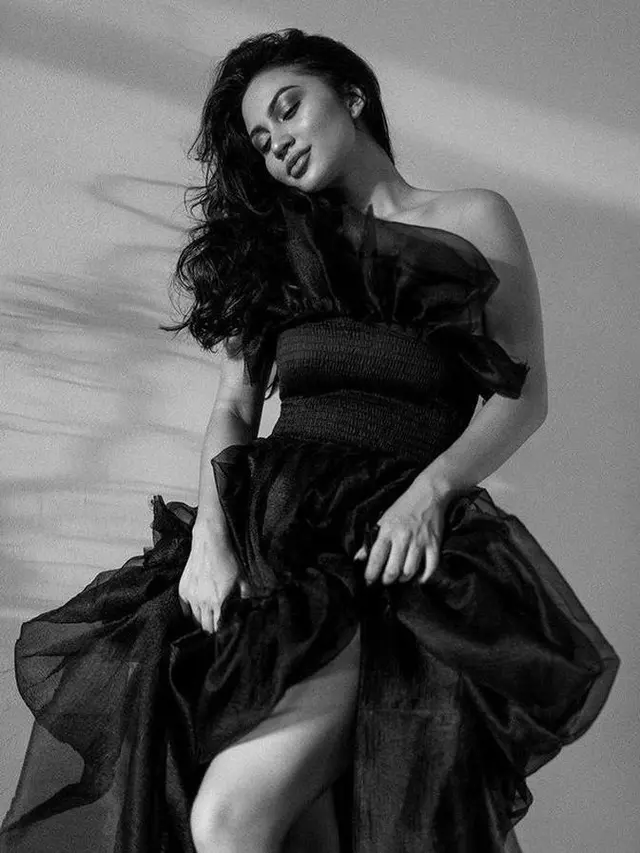 Pesona Ariel Tatum Kenakan Gaun Serba Hitam dengan Makeup Bold, credit: @arieltatum