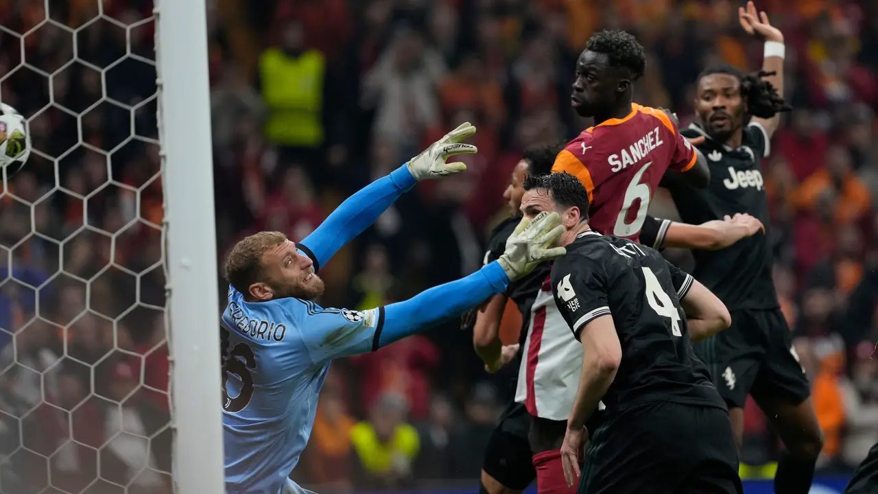 Pemain Galatasaray Davinson Sanchez (atas) mencetak gol ketiga timnya pada laga leg pertama play-off Liga Champions antara Galatasaray vs Juventus