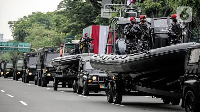 Presiden Jokowi Saksikan Defile Tiga Matra TNI