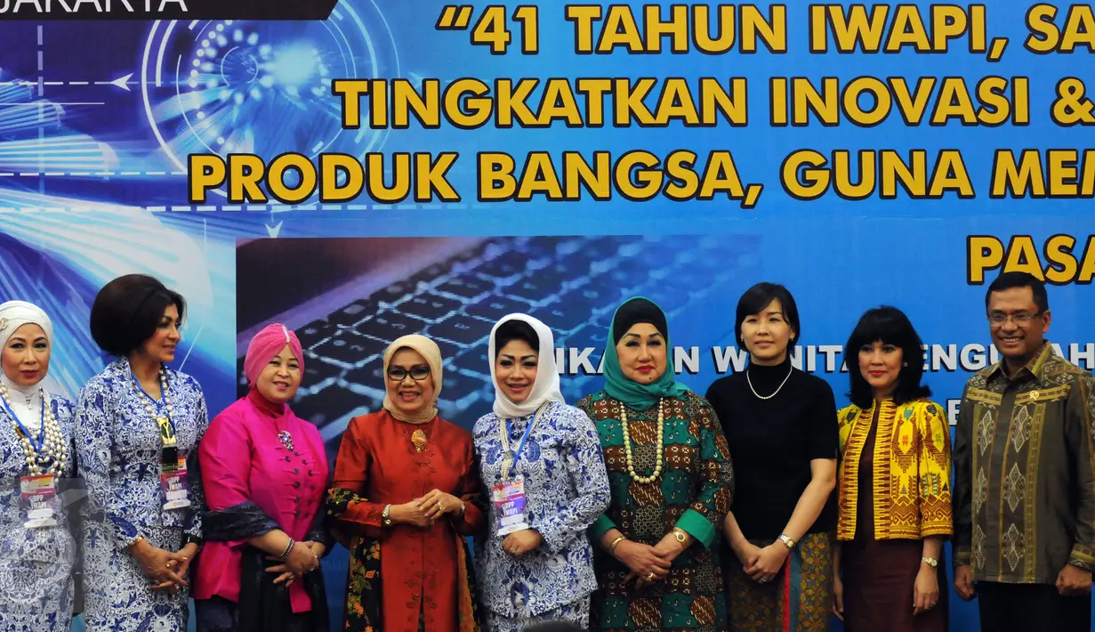 Istri Wakil Presiden, Mufidah Jusuf Kalla (keempat kiri) berfoto usai membuka HUT 41 tahun IWAPI di Kementerian Perindustrian, Jakarta, Kamis (10/3/2016). 41 tahun IWAPI dimeriahkan dengan pameran produk kerajinan. (Liputan6.com/Helmi Fithriansyah)
