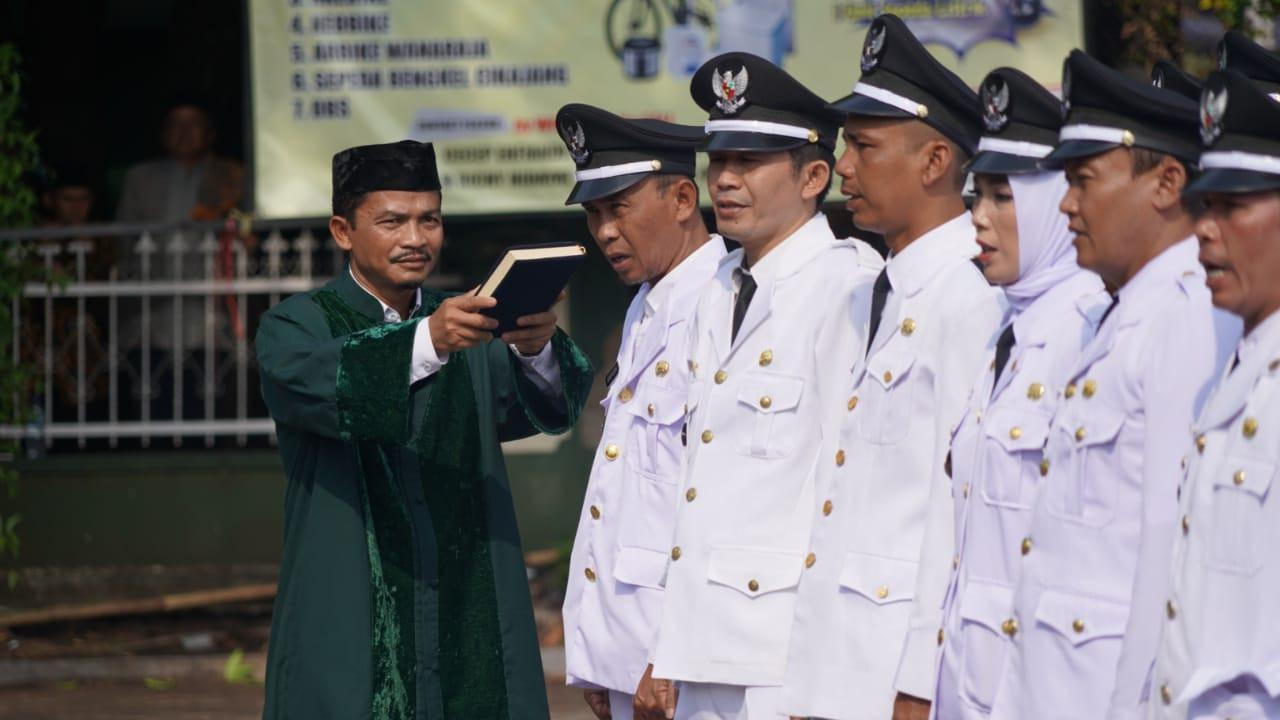 Sebanyak 89 Kepala Desa Terpilih menjalani sumpah jabatan dalam pelantikan di Sekretariat Daerah (Setda) Garut, Jawa Barat, hari ini.