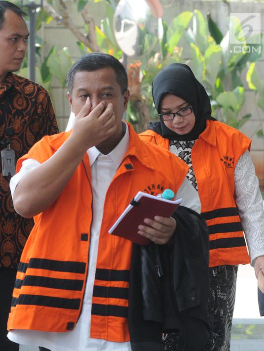 Tersangka Bupati Mojokerto nonaktif Mustofa Kamal Pasa (kiri) dan Wakil Ketua Komisi VII DPR Eni Maulani Saragih (kanan) tiba di Gedung KPK, Jakarta, Jumat (27/7). Mustofa dan Eni kembali diperiksa KPK terkait dugaan korupsi. (Merdeka.com/Dwi Narwoko)