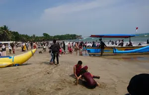 Ombak Besar Seret Dua Wisatawan di Pantai Cihara, Satu Selamat