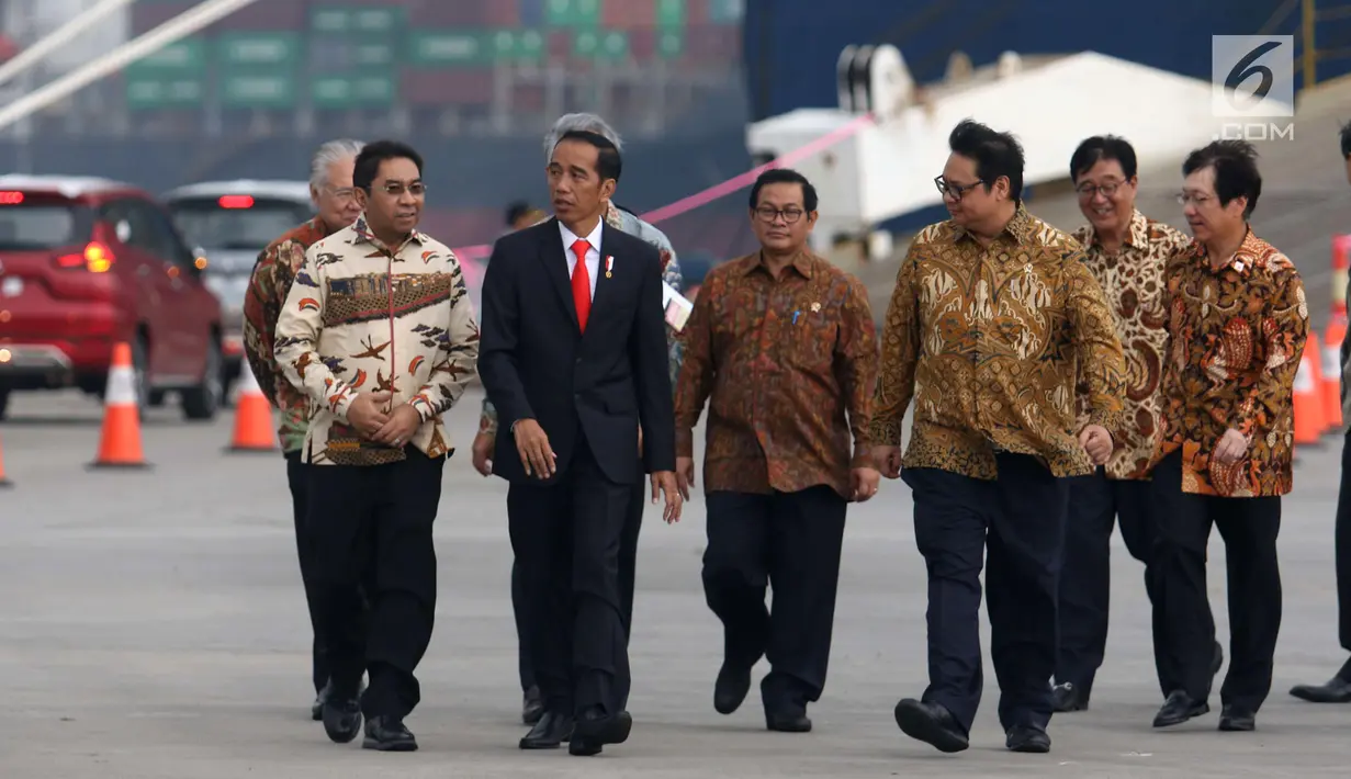Presiden Jokowi (dua kiri) saat meninjau pelepasan ekspor perdana Mitsubishi Xpander di Cilincing, Jakarta, Rabu (25/4). CEO MMC Osamu Masuko turut mendampingi Jokowi dalam peninjauan kali ini. (Liputan6.com/Angga Yuniar)