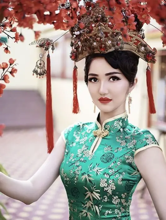 Puteri Indonesia 2018, Sonia Fergina Citra berpose dengan balutan busana khas China. Gadis berusia 22 tahun ini mengaku masih tidak menyangka telah menjadi Puteri Indonesia 2018. (Instagram/soniafergina)