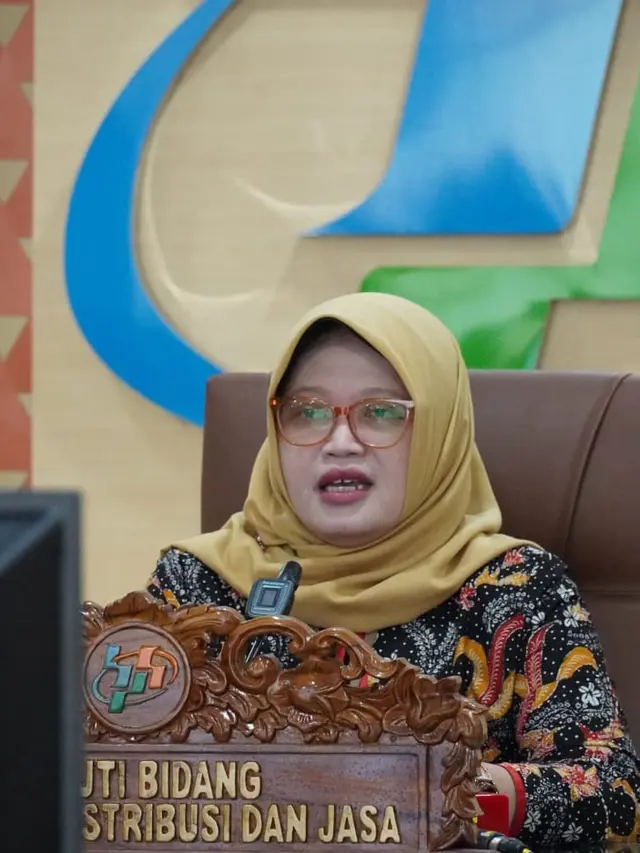 Deputi Bidang Statistik Distribusi dan Jasa Pudji Ismartini, dalam konferensi pers tingkat inflasi Maret tahun 2023, di Jakarta Pusat, Senin (3/4/2023). (FOTO: HUMAS BPS)