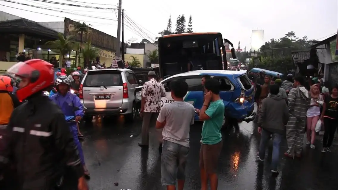 Kecelakaan maut di Puncak Bogor melibatkan bus parisiwata Po HS Transport dan 11 kendaraan. (Liputan6.com/Achmad Sudarno)