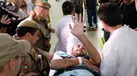 Alan Ruschel, pemain Chapecoense yang selamat dari kecelakaan pesawat Lamia di Kolombia dua pekan lalu, dibawa ke rumah sakit di Chapeco, Brasil, Rabu (13/12). Korban selamat kecelakaan itu dipulangkan dengan menumpang pesawat AU Brasil (Marcio Cunha/AFP)