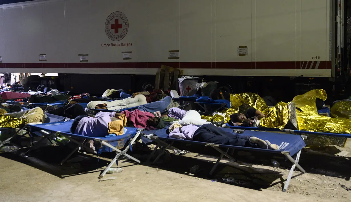 Semua migran telah diterima dan tempat tidur untuk berkemah telah didistribusikan "agar mereka tidak tidur dalam cuaca dingin." (AP Photo/Valeria Ferraro)