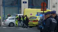 Petugas medis dan aparat keamanan dikerahkan ke lokasi ledakan di stasiun metro Maalbeek, di Brussels, Belgia, Selasa (22/3).  Ledakan itu terjadi kurang dari satu jam setelah pengeboman di bandara yang menewaskan belasan orang. (REUTERS/Reuters TV)