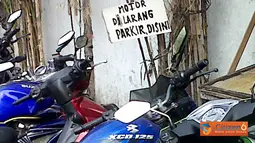 Papan peringatan sepertinya tidak berlaku bagi sebagian orang seperti yang terlihat di parkiran belakang Senayan City. Sudah dilarang untuk memarkir motor namun tetap banyak yang memarkir.