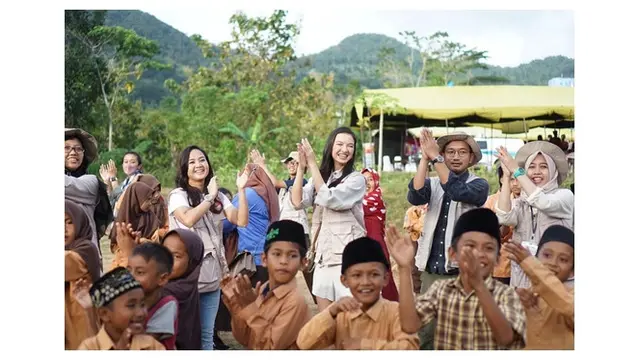 6 Potret Raline Shah Jadi Relawan di Lombok Barat, Rasakan Indahnya Kebersamaan