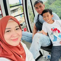 Rumah tangga Okie Agustina dan Gunawan Dwi Cahyo resmi cerai sekitar seminggu lalu. Meski tak lagi sebagai suami istri, pasangan ini kompak bersama demi sang buah hati. Berikut momen keduanya menemani sang buah hati liburan. [Instagram/okieagustina_]
