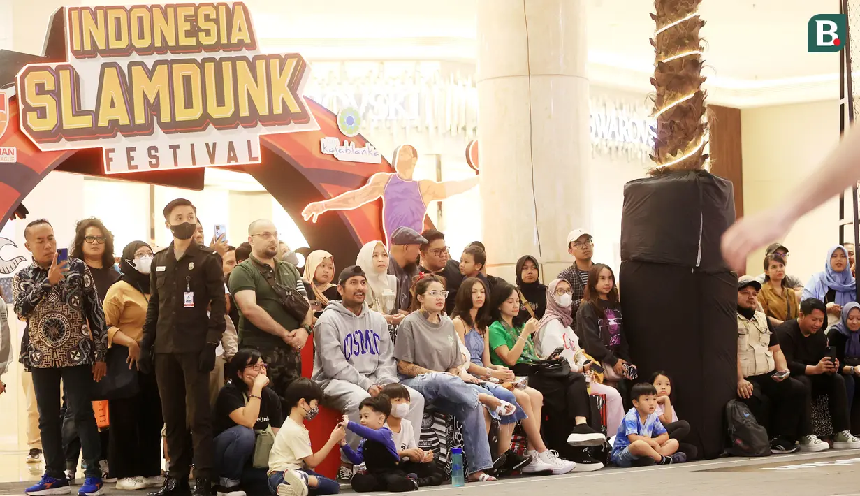 Pengunjung asyik menikmati pertunjukan dari Freestyler basket asal Hungaria pada acara Indonesia Slamdunk Festival di Grand Atrium Kota Kasablanka, Jumat (30/6/2023). (Bola.com/M Iqbal Ichsan)