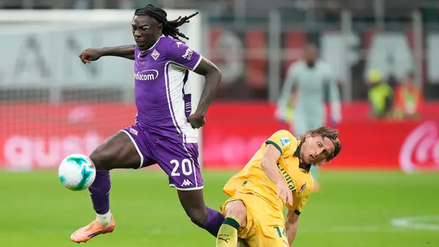 Luka Modric berusaha merebut bola dari Moise Kean di laga AC Milan vs Fiorentina di pekan ke tujuh Serie A 2025/2026 di San Siro, Senin (20/11/2025) dini hari WIB. (AP Photo/Luca Bruno)