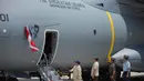 Presiden Republik Indonesia Prabowo Subianto meresmikan pesawat kargo militer Airbus A400M TNI AU yang baru tiba di Pangkalan Udara Halim Perdanakusuma di Jakarta, Indonesia, Senin 3 November 2025. Upacara serah terima tersebut dipimpin langsung oleh Presiden Prabowo Subianto, yang secara simbolis menyerahkan pesawat tersebut kepada Panglima TNI Jenderal Agus Subiyanto. (AP Photo/Achmad Ibrahim)