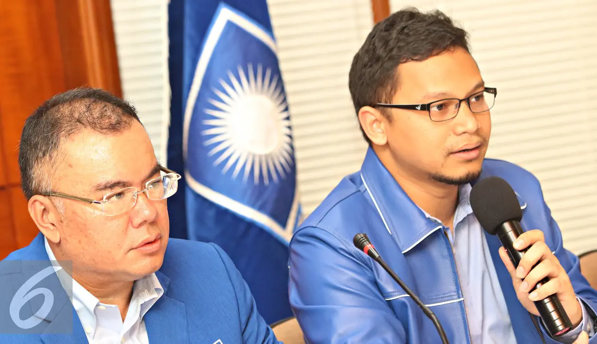 Hanafi Rais (kanan) memberikan keterangan refleksi akhir tahun di Kantor DPP PAN, Jakarta, Selasa (29/12). PAN menyampaikan pandangannya dalam menyikapi permasalahan dalam pemerintahan sepanjang tahun 2015. (Liputan6.com/Immanuel Antonius)