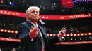 Presiden Amerika Serikat, Donald Trump melemparkan pena ke arah kerumunan setelah menandatangani perintah eksekutif selama parade perdana di dalam Capital One Arena, Washington, DC pada 20 Januari 2025. (Jim WATSON/AFP)