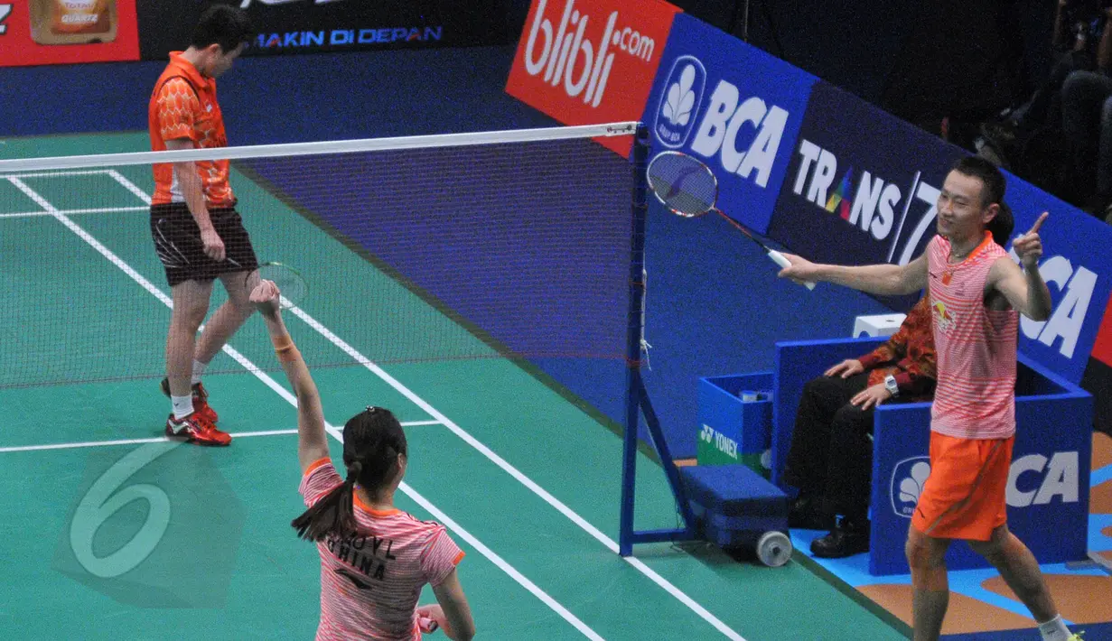 Ganda campuran, Zhang Nan/Zhao Yunlei melakukan selebrasi usai mengalahkan Tontowi/Liliyana di semifinal BCA Indonesia Open Superseries Premier 2015, Jakarta, Sabtu (6/6/2015).  Tontowi/Liliyana kalah 21-16, 15-21, 18-21. (Liputan6.com/Herman Zakharia)