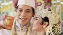 Tidak hanya melalui akun Instagram kedua pasangan tersebut, foto-foto kebahagiaan keduanya juga diunggah melalui akun Instagram sabronfoto yang mendokumantasikan pernikahannya. (dok. Intagram/sabronfoto)