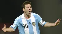 Bintang Argentina, Lionel Messi, merayakan gol yang dicetaknya ke gawang Paraguay pada laga kualifikasi Piala Dunia 2014 di Stadion Mario Kempes, Buenos Aires, Jumat (7/9/2017). (AFP/Juan Mabromata)