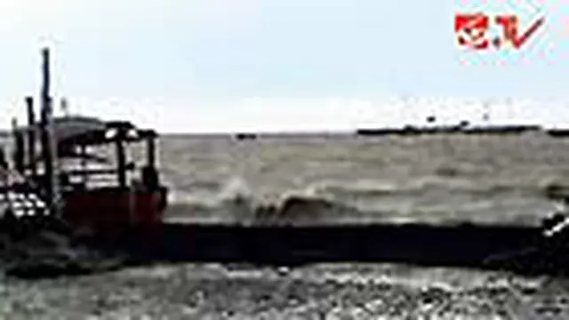 Gelombang Menghantam, Tanggul Penahan Ombak Jebol