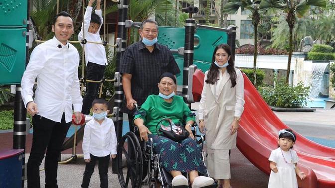 Ani Yudhoyono saat berada di luar rumah sakit ditemani SBY, Ibas, Aliya Rajasa, dan ketiga cucunya. (dok. Instagram @ibasyudhoyono/https://www.instagram.com/p/Bxr1k1zFwtr/Putu Elmira)