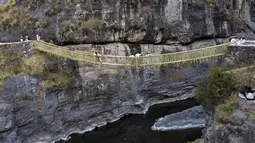 Menggantung di atas ngarai yang berliku-liku, Sungai Apurimac mengalir sekitar 10 lantai di bawahnya, penduduk asli Peru tidak menunjukkan rasa takut saat mereka memperbaiki jembatan gantung tali Inca yang berusia berabad-abad – yang terakhir di dunia. (Christian SIERRA / AFP)