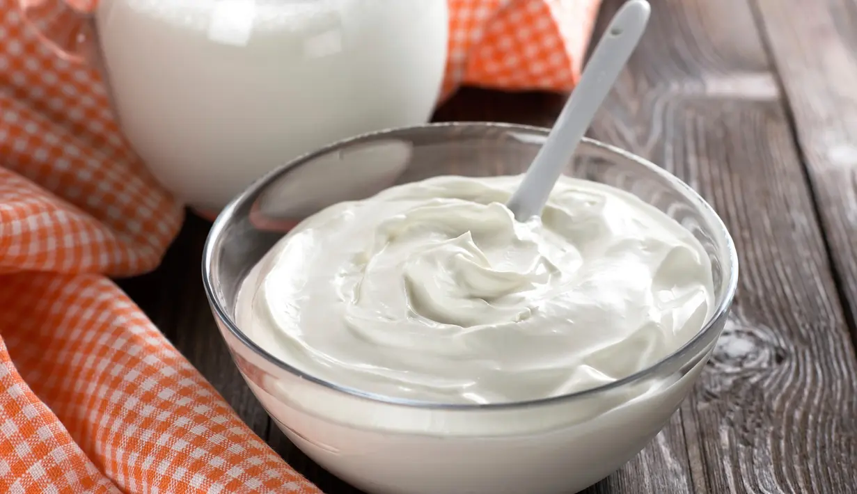 Campurkan lima sendok makan yogurt tanpa rasa dengan dua sendok makan air jeruk lemon. Lalu oleskan pada siku dan lutut sambil digosok-gosok selama sepuluh menit. Setelah itu bilas dengan air hangat. (Istimewa)