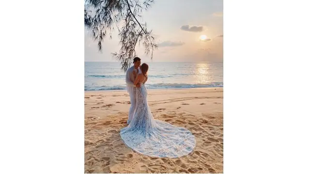 Bukan liburan biasa, Mike dan Janisaa juga melakukan sesi pemotretan prewedding.