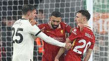 Penyerang Mesir Liverpool Mohamed Salah (tengah) memisahkan gelandang Manchester United asal Uruguay Manuel Ugarte (kiri) dan penyerang Liverpool asal Portugal Diogo Jota (kanan) selama pertandingan sepak bola Liga Primer Inggris antara Liverpool dan Manchester United di Anfield di Liverpool, Inggris barat laut pada tanggal 5 Januari 2025.Darren Staples / AFP