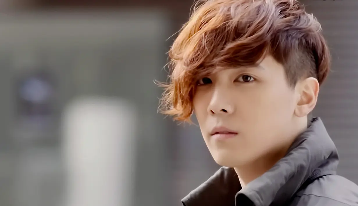 Hongki FT Island mengeluarkan brand fashion sendiri yang bernama Skull Hong. Ia menawarkan produk seperti pakaian, nail art, aksesoris, hingga perhiasan. (Foto: soompi.com)