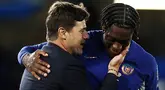 Pelatih Chelsea, Mauricio Pochettino, berbincang dengan Axel Disasi setelah laga melawan Luton Town di Stadion Stamford Bridge pada laga pekan ketiga Premier League, Sabtu (26/8/2023). The Blues menang dengan skor 3-0. (AFP/Henry Nicholls)