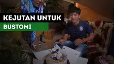 Ahmad Bustomi mendapatkan kejutan kue ulang tahun dari Aremania Padang, Rabu (19/7/2017).