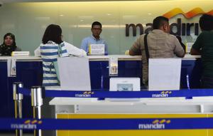 Ilustrasi nasabah melakukan transaksi di cabang Bank Mandiri. (Liputan6.com/Angga Yuniar)