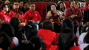 Ketum PDIP, Megawati Soekarnoputri saat berdialog dengan elemen muda di DPP PDIP, Jakarta, Senin (7/1). Acara tersebut dalam rangka memperingati HUT ke-46 PDI Perjuangan. (Liputan6.com/Johan Tallo)