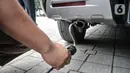 Petugas melakukan uji emisi mobil milik warga di IRTI Monas, Jakarta, Rabu (15/2/2023). Penerapan tarif disinsentif (tarif parkir tertinggi) berdasarkan Pergub Provinsi DKI Jakarta Nomor 66 Tahun 2020 Tentang Uji Emisi Gas Buang Kendaraan Bermotor. (merdeka.com/Iqbal S. Nugroho)