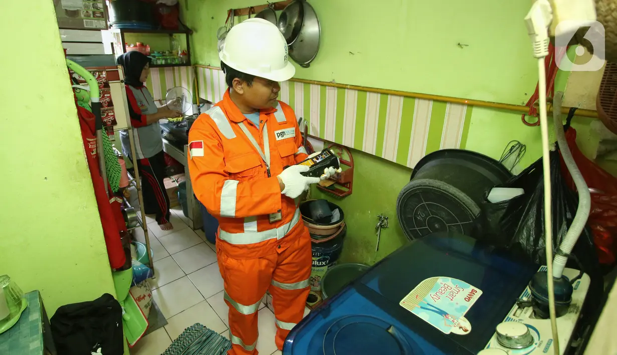 Petugas melakukan pengecekan instalasi penyaluran gas perumahan di Rusun Buddha Tzu Chi, Cengkareng, Jakarta Barat, Selasa (11/2/2020). Pembangunan Jargas ditargetkan dapat meningkatkan efisiensi pelanggan rumah tangga dan mengurangi  Impor LPG sebanyak 0,24 Juta Ton.  (Liputan6.com/Angga Yuniar)