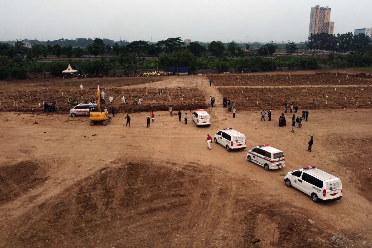 FOTO: Antrean Mobil Jenazah dengan Protokol COVID-19 di TPU Rorotan