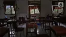 Suasana ruang kelas kosong saat PTMT dihentikan di SMPN 2 Depok, Pancoran Mas, Depok, Jawa Barat, Jumat (19/11/2021). Pelaksanaan PTMT sementara hingga 29 November 2021 akibat terjadinya penambahan kasus COVID-19 yang berasal dari klaster PTMT. (Liputan6.com/Herman Zakharia)
