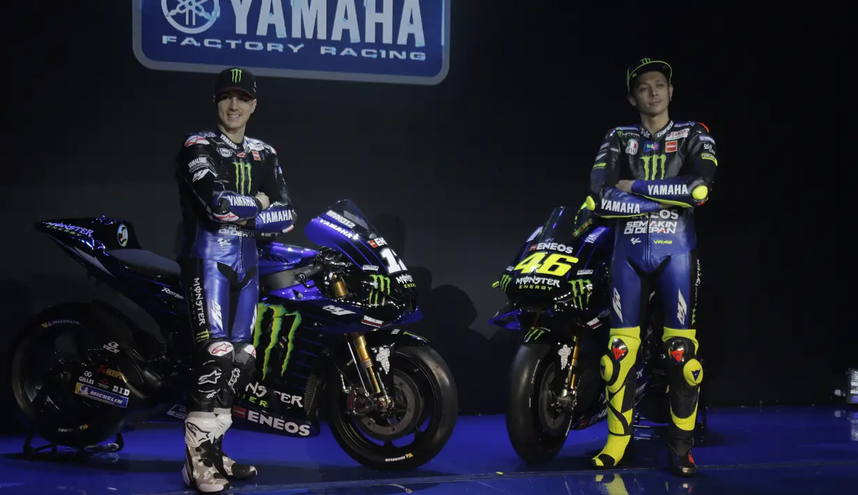 Pebalap Monster Energy Yamaha, Valentino Rossi dan Maverick Vinales saat peluncuran motor baru untuk MotoGP 2019 di Hotel Four Season, Senin (4/2). Motor baru tersebut diharapkan bisa mengangkat performa Yamaha. (Bola.com/Okie Prabhowo)