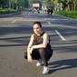 Tampil sporty saat olahraga lari, Wulan Guritno memadukan sleeveless top dan celana legging warna hitam. (Instagram/wulanguritno).