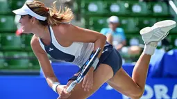 Petenis Spanyol, Garbine Muguruza, saat bertanding melawan petenis Ceska, Barbora Strycova, dalam turnamen tenis Pan Pacific Terbuka di Tokyo, Jepang, (23/9/2015). (AFP Photo/Kazuhiro Nogi)