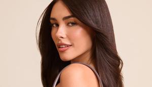 Lihat di sini tampilan Madison Beer di kampanye musim liburan Kate Spade New York. [Dok/Kate Spade New York].