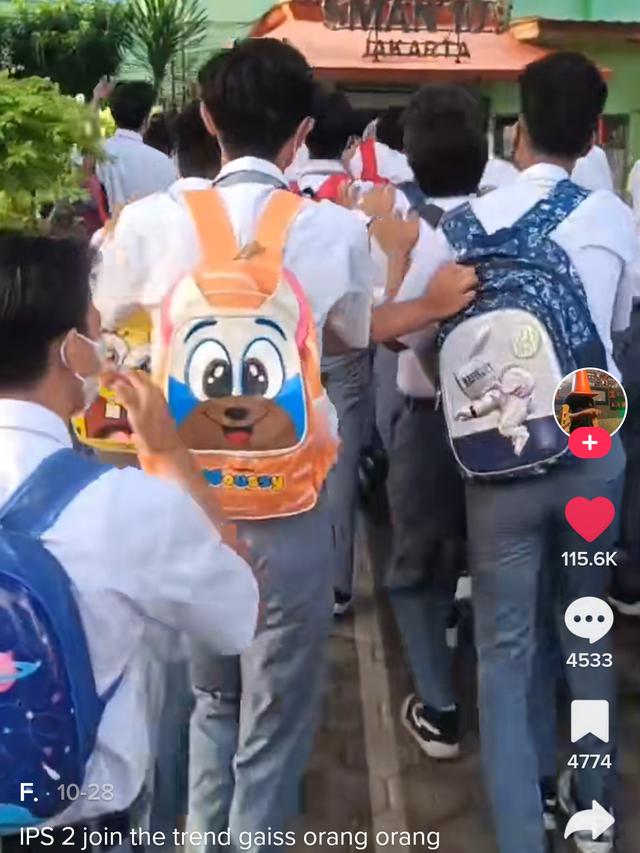 Tren Pakai Tas Bocil ke Sekolah