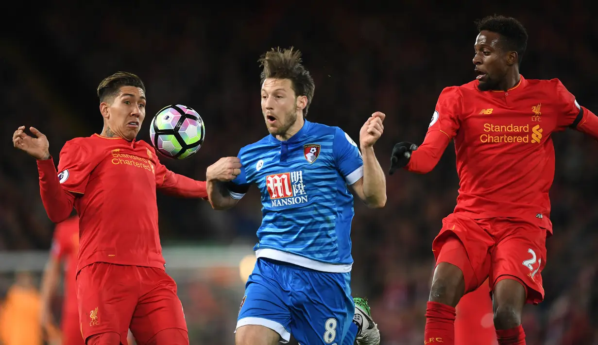 Gelandang Bournemouth, Harry Arter, berebut bola dengan gelandang Liverpool, Roberto Firmino. The Reds mencatatkan penguasaan bola sebesar 67 persen berbanding 33 persen milik Bournemouth. (AFP/ Paul Ellis).