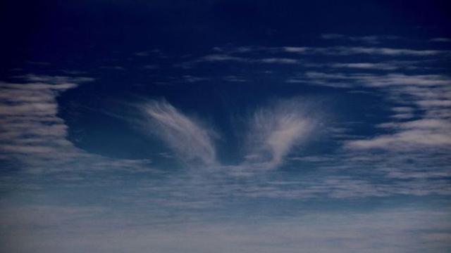 Awan Berbentuk Sayap dan Hati Terlihat di Langit Australia