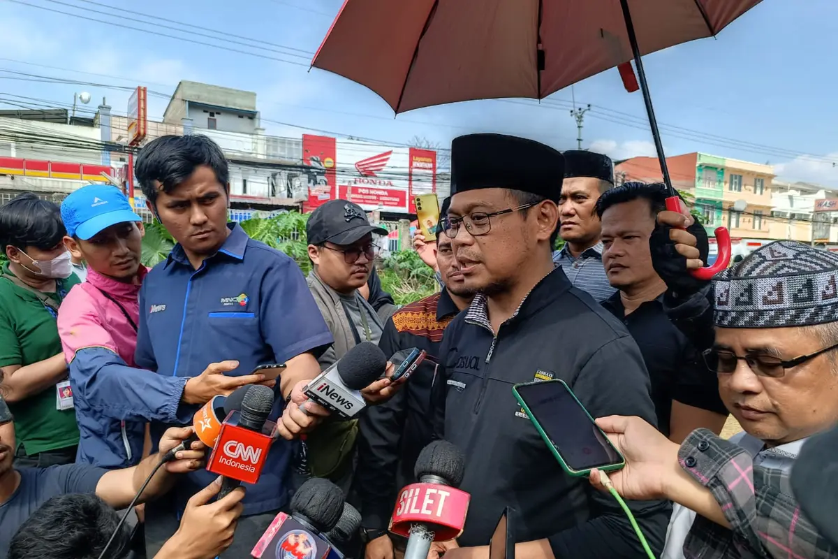 Wakil Wali Kota Depok Imam Budi Hartono di lokasi pemakaman korban kecelakaan bus rombongan SMK Lingga Kencana di TPU Parung Bingung, Depok, Jawa Barat, Minggu (12/5/2024).