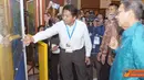 Citizen6, Jakarta: Wapres RI, Boediono beserta Menko Perekonomian, Hatta Rajasa sedang mendapat penjelasan dari Manajer Senior Komunikasi Korporat PLN, Bambang Dwiyanto, tentang program unggulan PLN 2011, di JCC Senayan, Jakarta, Selasa (12/4). (Agus)