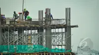 Sejumlah pekerja membuat rangka beton gedung di kawasan Jalan Kramat Raya Jakarta, Kamis (26/3/2015). Menaker Hanif Dhakiri mengatakan masyarakat harus aktif mewujudkan Indonesia Berbudaya Keselamatan dan Kesehatan Kerja (K3). (Liputan6.com/Faizal Fanani)